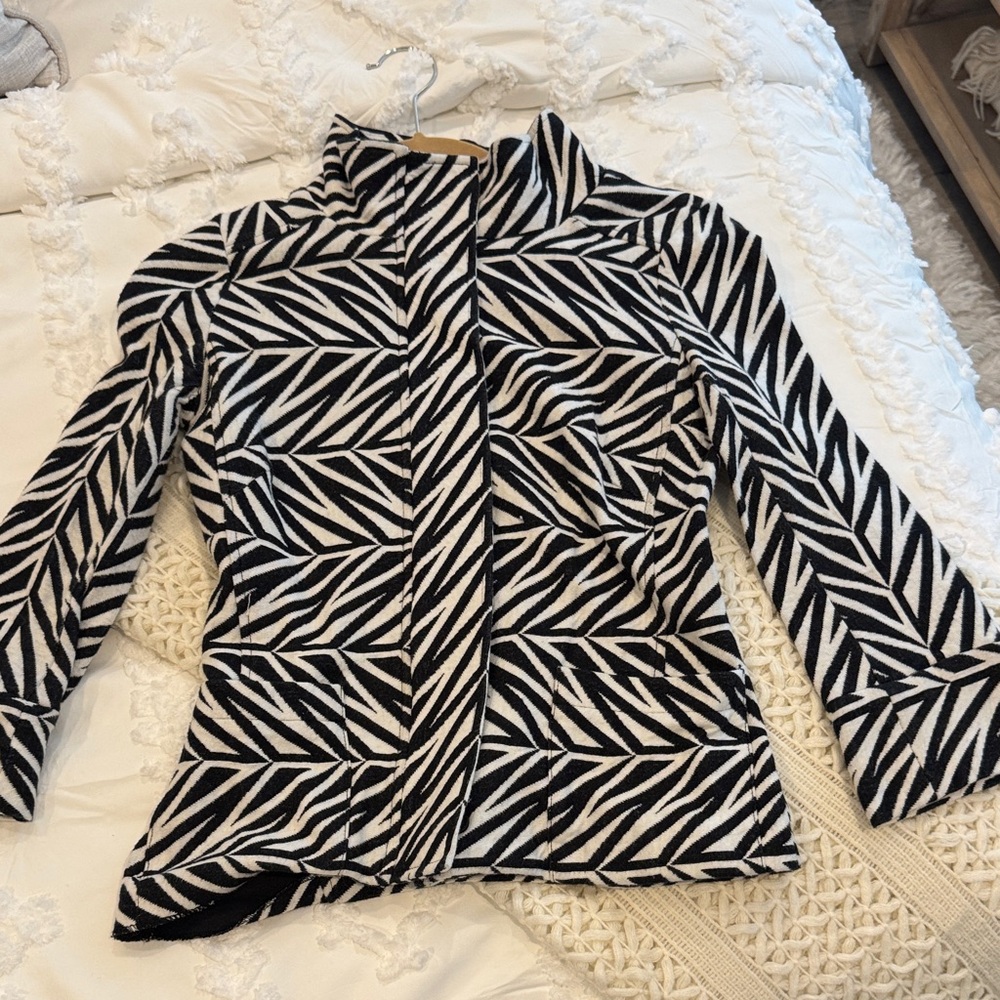 Diane von Frostenberg Stylish Black and White Women's lightweight jacket/ blazer